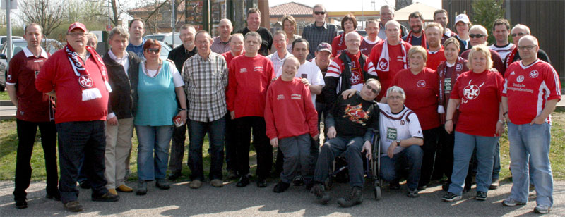 Alle Teilnehmer der Fairplay-Fanclubfahrt nach Freiburg (Bild: LKW-Fahrer).