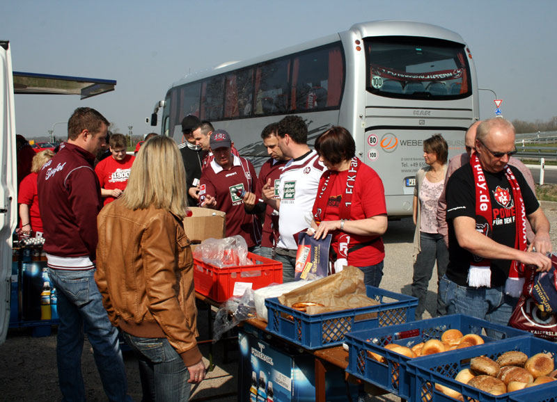  Nahe der Ausfahrt „Achern“ (A5) wartete der 1. FCK mit einem Verpflegungsstand auf seine Fans, die sich nach Herzenslust bedienen durften.