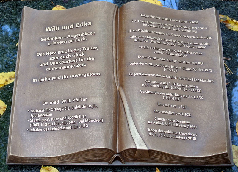  Ebenso eindrucksvoll wie originell: Gesehen auf dem Grab des früheren Mannschaftsarztes des Lauterer Bundesligisten, Willi Pfeifer .