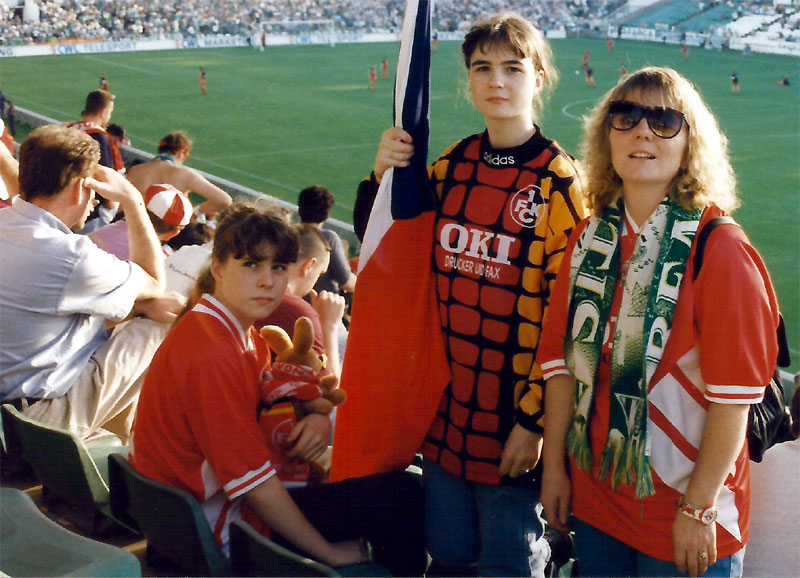 Rückblick: Sogar beim UEFA-Cup-Rückspiel in Sevilla (1995) hatte Mark-Schwarzer-Fan Bettina (links) ihr Känguru dabei!