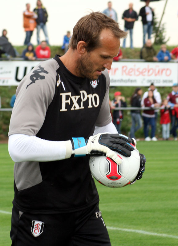 Mark Schwarzer beim Aufwärmen.