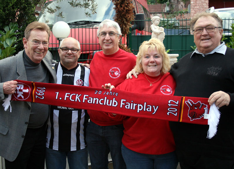 Der im Amt einstimmig bestätigt Fairplay-Vorstand zusammen mit den beiden Ehrenmitgliedern Norbert Thines (ganz links) und Otto Roth (ganz rechts, Foto: Bettina Huber).