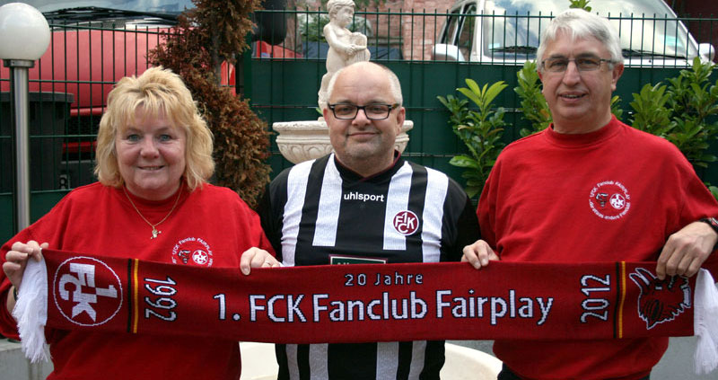 Bewährtes bleibt erhalten: Der Vorstand des „1. FCK Fanclubs Fairplay“ setzt sich weiterhin aus Helga Huber, Michael Allspach und Erich Huber zusammen (v.l.n.r., Foto: Bettina Huber).