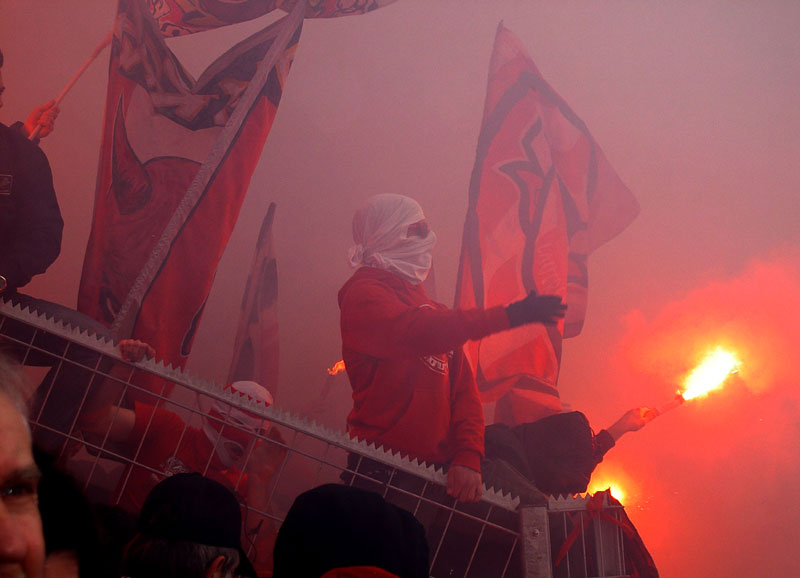  Haben in den Fußball-Stadien nichts verloren: Vermummte Feuerwerker! Wann schließt man diese Chaoten endlich aus?