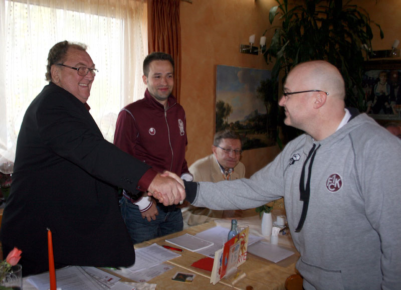 Fairplay-Ehrenmitglied Otto Roth (links) gratulierte seinem Nachfolger, Guido Marklofsky (rechts) zu dessen einstimmiger Wahl.