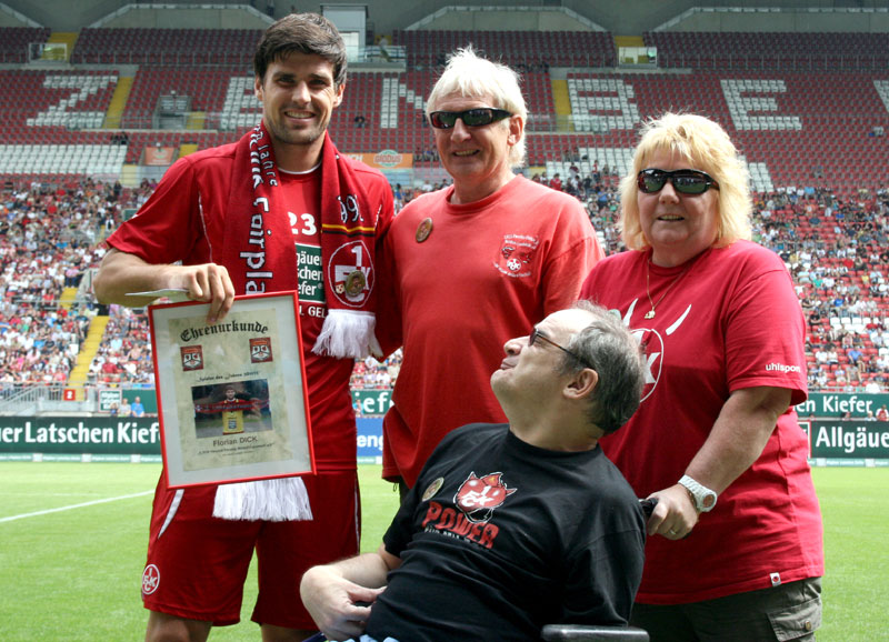 Ehrung „Spieler der Saison 2011/12“: Von links Florian Dick, Uli Katzenberger, Helga Huber und Georg Lohwasser (vorne).