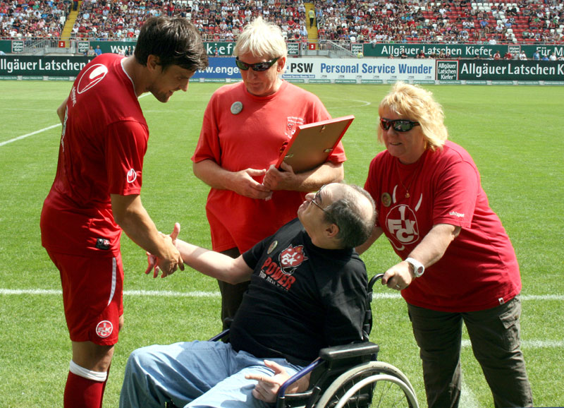 Fairplay-Mitglied Georg Lohwasser gratuliert dem „Spieler der Saison 2011/12“, Florian Dick zu seinem Erfolg.