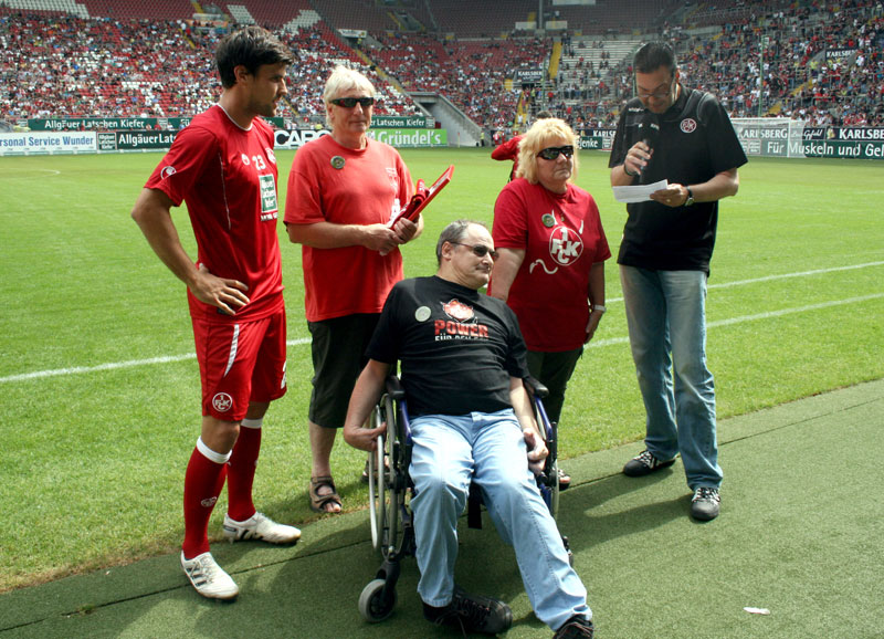  Stadionsprecher Horst Schömbs informiert die rund 18.000 Zuschauer im „Fritz-Walter-Stadion“ über das Geschehen auf dem Rasen vor der Nordtribüne.