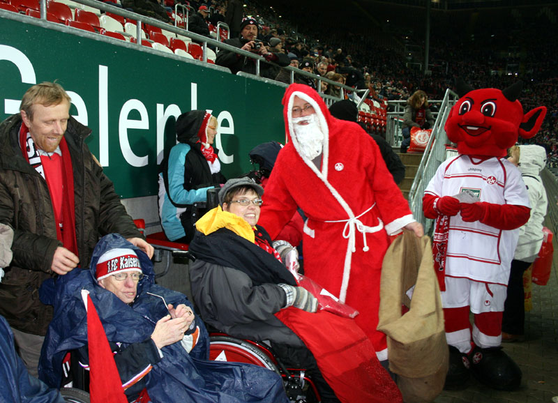 Große Freude bei den Bewohners des Wohnheims „St. Martin“ (Landstuhl), als der Nikolaus, Maskottchen „Betzi“, Anthar Yahia und die Fairplay-Vorsitzende vorbei kamen!