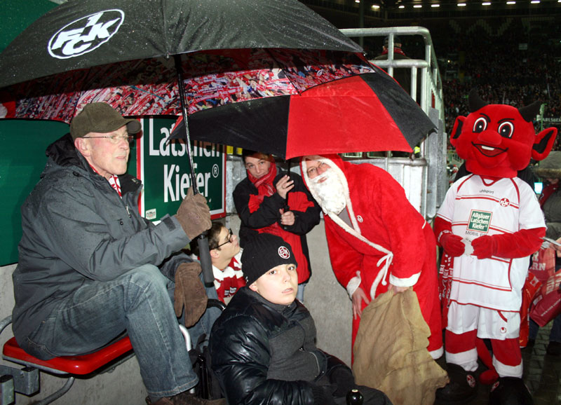  “Gut beschirmt” – der Nikolaus fand für einen Moment Schutz vor dem ungemütlichen „Fritz-Walter-Wetter“.