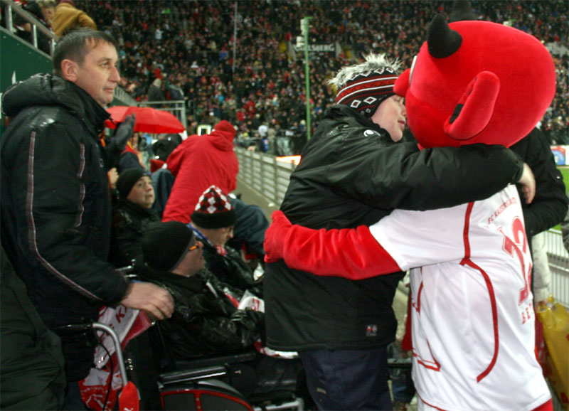  Emotionen 1: Dieser Junge erwartete ungeduldig Maskottchen „Betzi“, um ihm dann selbst eine Tüte Gebäck zu überreichen!