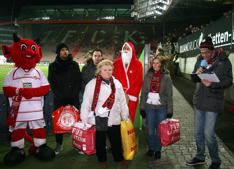  Gleich gibt Stadionsprecher Horst Schömbs (ganz rechts) den Startschuss zur „Weihnachts-Geschenk-Aktion“ und die Bescherungs-Karawane setzte sich in Bewegung!