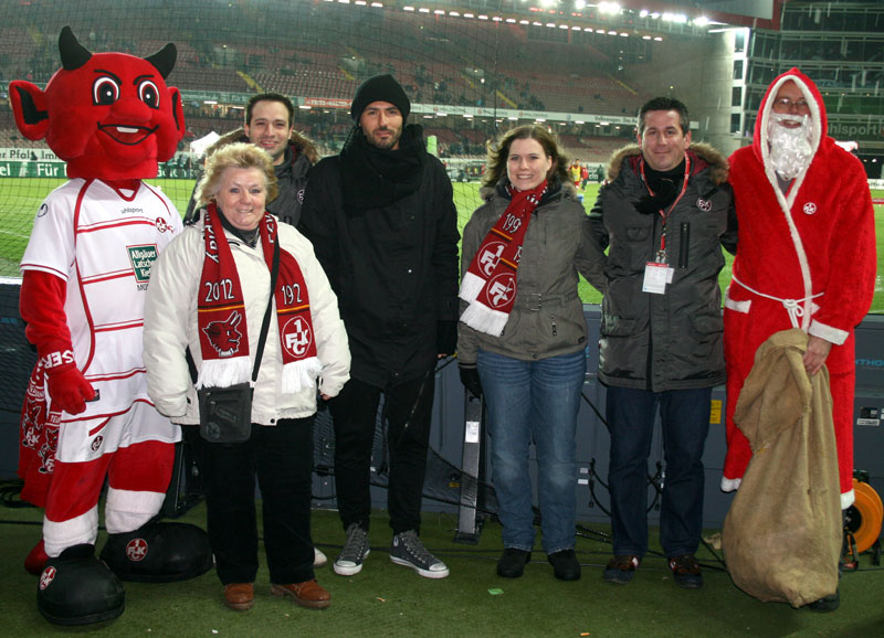  Die Aktiven bei der „Weihnachts-Geschenk-Aktion“: Von links „Betzi“, Helga Huber, Christoph Schneller, Anthar Yahia, Bettina Huber, Nino Gagliano und der Nikolaus.