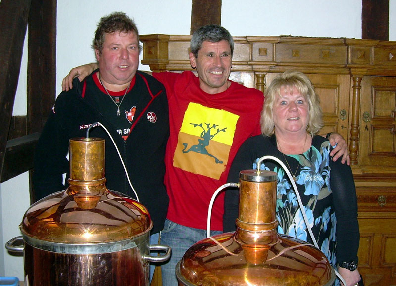  Die beiden Fairplay-Mitglieder zusammen mit ihrem Lehrmeister Dr. Markus Merk: Wenn das kein gutes Bier gibt…! (Foto: Seminar-Teilnehmer)