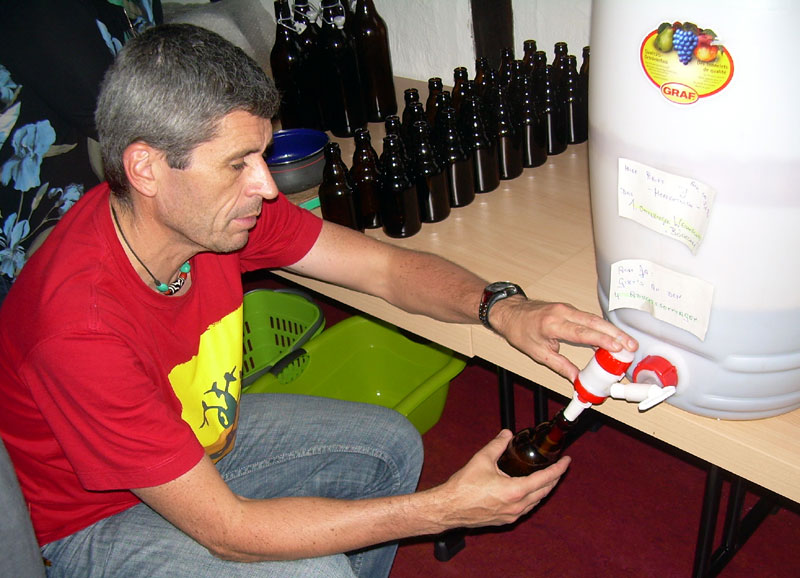 Weltschiedsrichter, Fernsehanalytiker und Seminarleiter: Dr. Markus Merk beim Bierabfüllen (Foto: Joachim Högner).