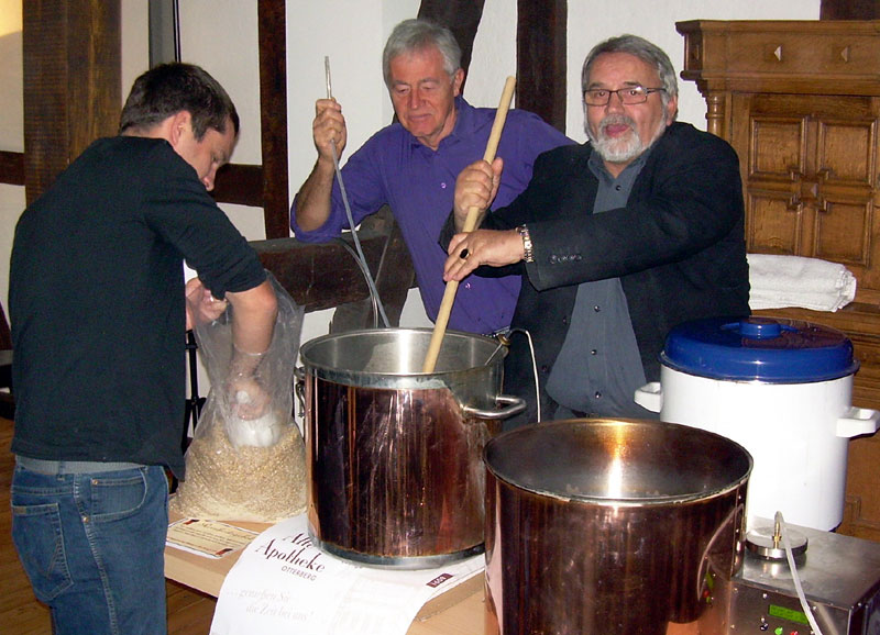  Alle mussten kräftig mit anpacken (Foto: Joachim Högner).