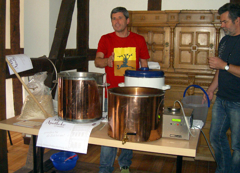 Der Seminarleiter Dr. Markus Merk erläutert die Vorgehensweise der einzelnen Schritte beim Bier brauen (Foto: Helga Huber).