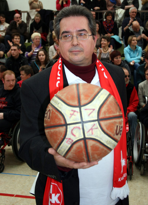  Ralf-Dieter Siebert präsentiert den Basketball, demnächst zu sehen im FCK-Museum..