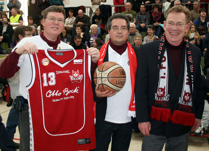  Dankbar präsentieren Eric Lindon, Ralf-Dieter Siebert und Norbert Thines das Triokot sowie den Basketball. All diese Utensilien sowie einen Rollstuhl bekamen sie von den „Rolling Devils“ fürs FCK-Museum.