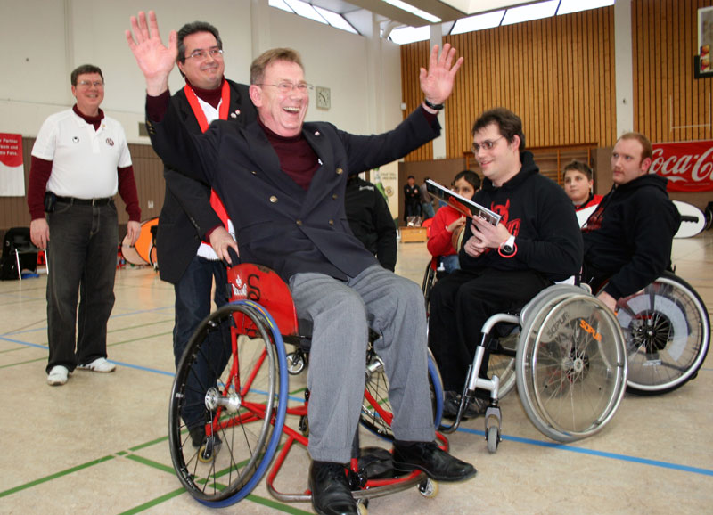  Begeistert nahm Norbert Thines den Rollstuhl in Empfang. Dahinter Ralf-Dieter Siebert.