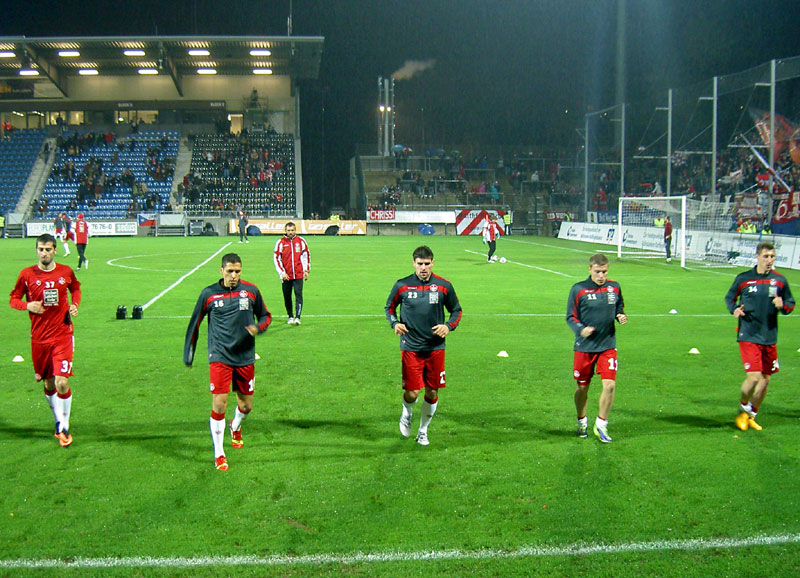 Pflichtübung für die Fußballer: Warmlaufen vor dem Spiel.