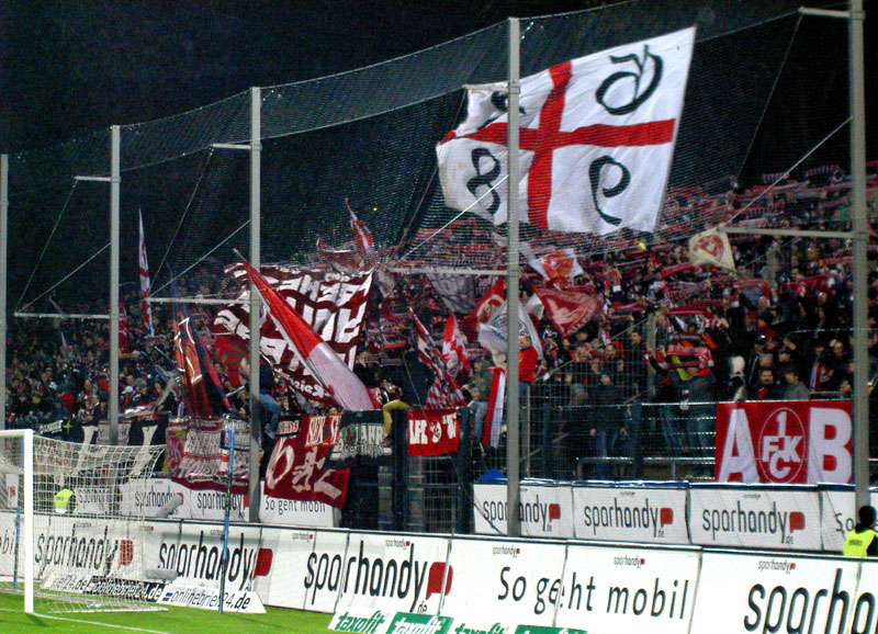  Klitschnass harrten sie stimmungsvoll aus: Die 1. FCK-Fans im nicht überdachten Stehplatzbereich feierten trotz sintflutartigen Regens ihr Team über die gesamte Distanz vorbildlich. Es geht also auch ohne Pyrotechnik!