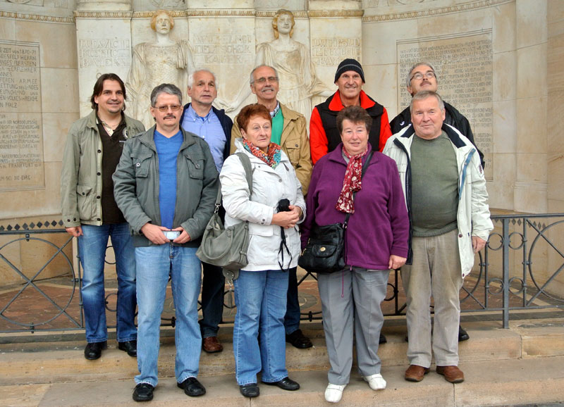  Ein Teil der Festteilnehmer besuchte das Sieges- und Friedensdenkmal in der Nähe von Edenkoben.