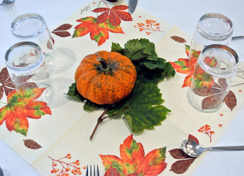  Eine wunderschöne herbstliche Tischdekoration bezauberte die Sammler beim Abendessen.