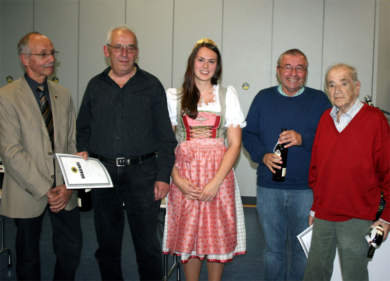  Ehrung für 40-jährige Mitgliedschaft durch Weinprinzessin Christine III. und Präsident Rolf Conrad.