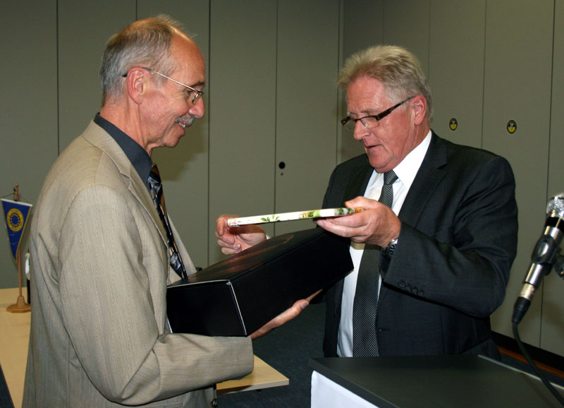 Edenkobens Stadtbürgermeister Werner Kastner überreichte dem Präsidenten der „Interessengemeinschaft der Sammler von Fußballemblemen in Europa e.V.“, Fairplay-Mitglied Rolf Conrad, ein Erinnerungsgeschenk.