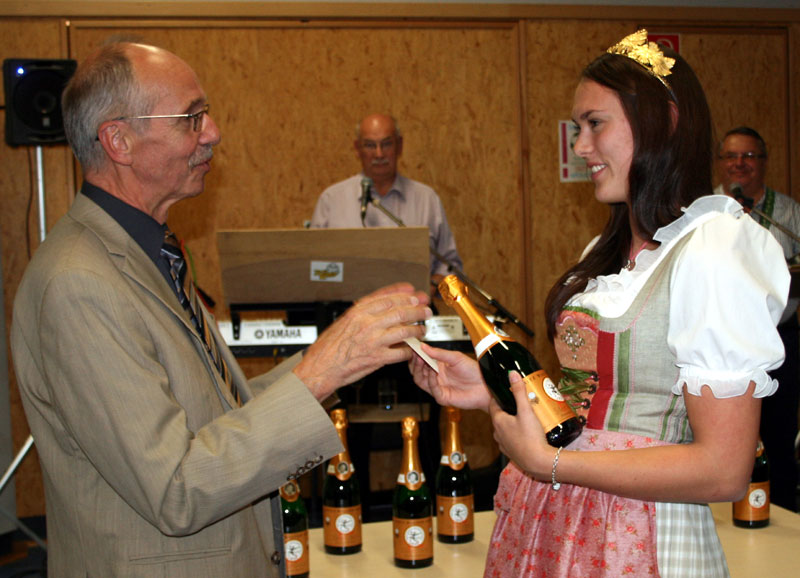 Ein Dankeschön an die Weinprinzessin der Südlichen Weinstraße, Christine III., von Präsident Rolf Conrad.