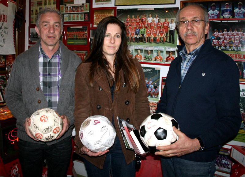 Sie besuchten in Landstuhl die “Betze-Stubb“: Fairplay-Mitglied Rolf Conrad, Kuratorin Astrid Wegner und Thomas Butz (v.r.n.l.).