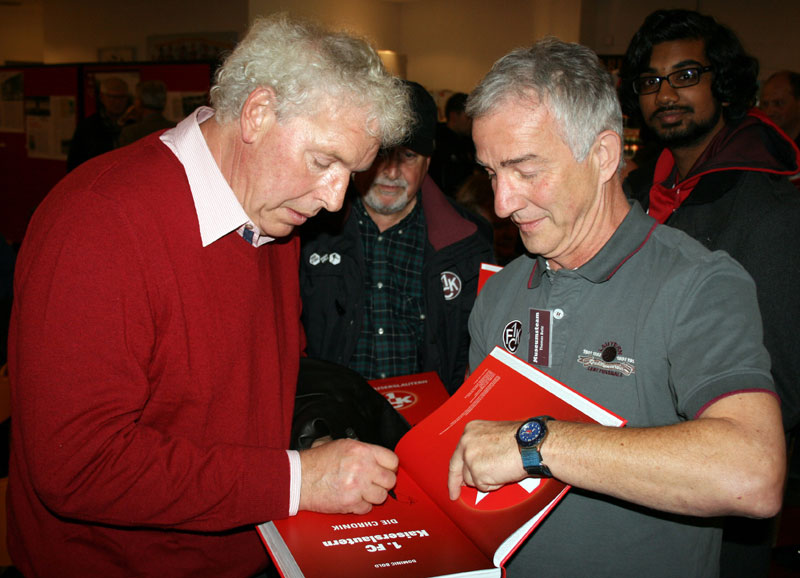  Auch Fairplay-Mitglieder ließen sich die neue Chronik signieren: Hier Thomas Butz bei Klaus Toppmöller.