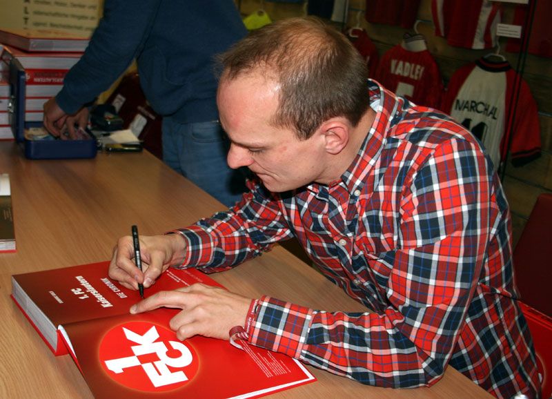 Autor Dominic Bold signierte sein Buch.