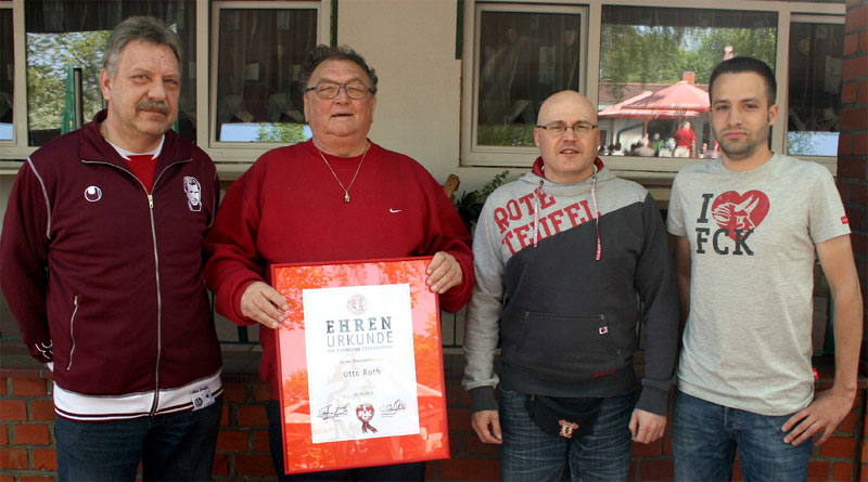 Nach der Ehrung: Von links der stellvertretende Regionsvorsitzende Erich Nemeth, Fairplay-Ehrenmitglied Otto Roth, der Regionsvorsitzende Guido Guido Marklofsky und 1. FCK-Fanbetreuer Christoph Schneller.