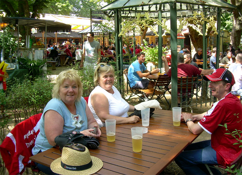 Vorfreude aufs Spiel im Biergarten neben dem „Frankenstadion“ (Fotos: Helga Huber & Joachim Högner).