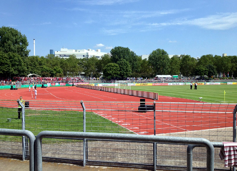  Ein wunderschönes Leichtathletik-Stadion – zum „Fußball gucken“ wegen der großen Distanz zum Spielfeld aber eher ungeeignet: Das „Frankenstadion“ in Heilbronn (Foto: Helga Huber).