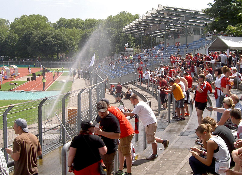  Ein ganz großes Kompliment den Organisatoren: Sogar an die notwendige Abkühlung der schwitzenden Fans wurde gedacht! (Foto: Helga Huber).