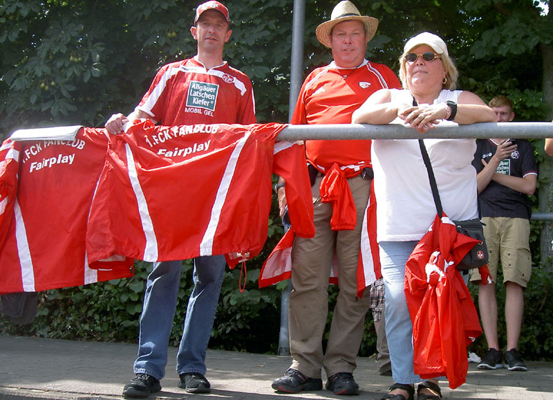  Luxus im “Frankenstadion“ – die Fairplay-Mitglieder ergatterten einen Schattenplatz! (Foto: Helga Huber).