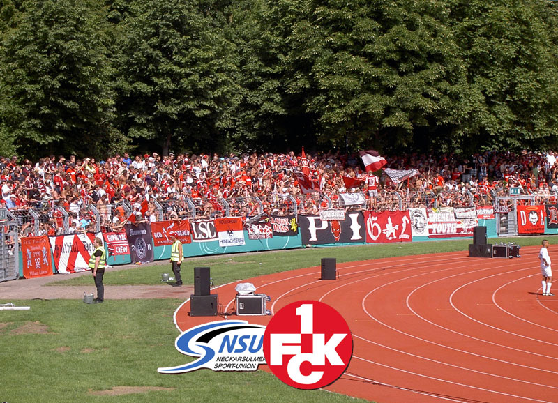 Ein Teil der Anhänger der „Roten Teufel“ im “Frankenstadion“ von Heilbronn – Austragungsstätte des DFB-Pokalspiels der ersten Hauptrunde zwischen der Neckarsulmer Sportunion und dem 1. FCK (Foto: Helga Huber).