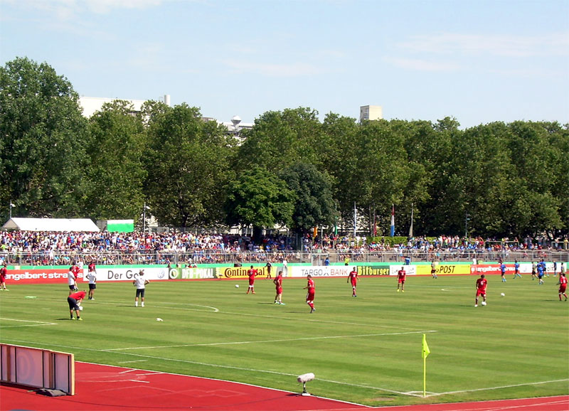 Selbst bei tropischen Temperaturen gehört ein professionelles Aufwärmprogramm vor dem Spiel dazu (Foto: Joachim Högner).