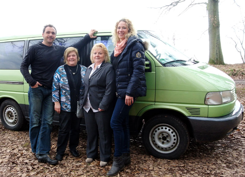 Zwei „Große“ (Kirsten und Andreas Reinke) trafen zwei „Kleine“ (Helga Huber und Gabi Ochotta). Übrigens: Sein legendärer „Bussi“ (im Hintergrund) läuft immer noch. Mit mittlerweile mehr als 400.000 Kilometern auf dem Buckel!