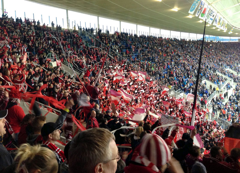  Viel „Rot“ gab’s in der „Rhein-Neckar-Arena“ beim Relegationsspiel zwischen der TSG Hoffenheim und dem 1. FCK zu sehen! (Foto: Bettina Huber).