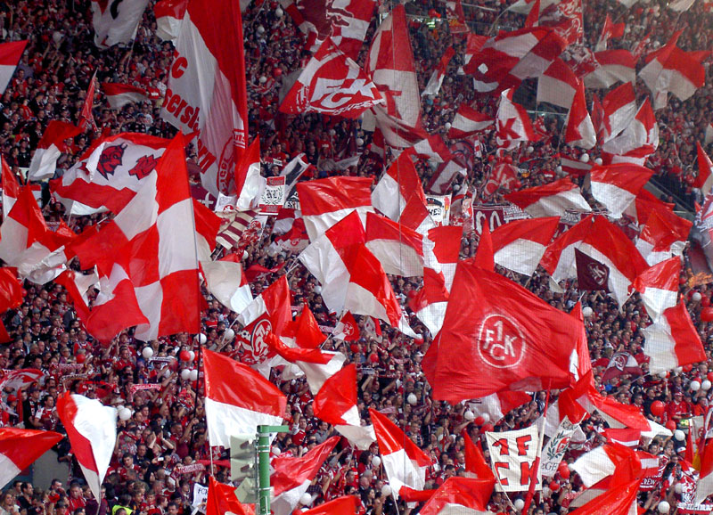 Die 1. FCK-Fans präsentierten sich rund um das Relegations-Rückspiel gegen die TSG Hoffenheim im „Fritz-Walter-Stadion“ von ihrer allerbesten Seite! Symptomatisch, dass die Gäste in so einem bedeutungsvollen Spiel nicht mal all ihre Anhänger mobilisieren konnten. Viele Plätze im Gästeblock blieben leer.