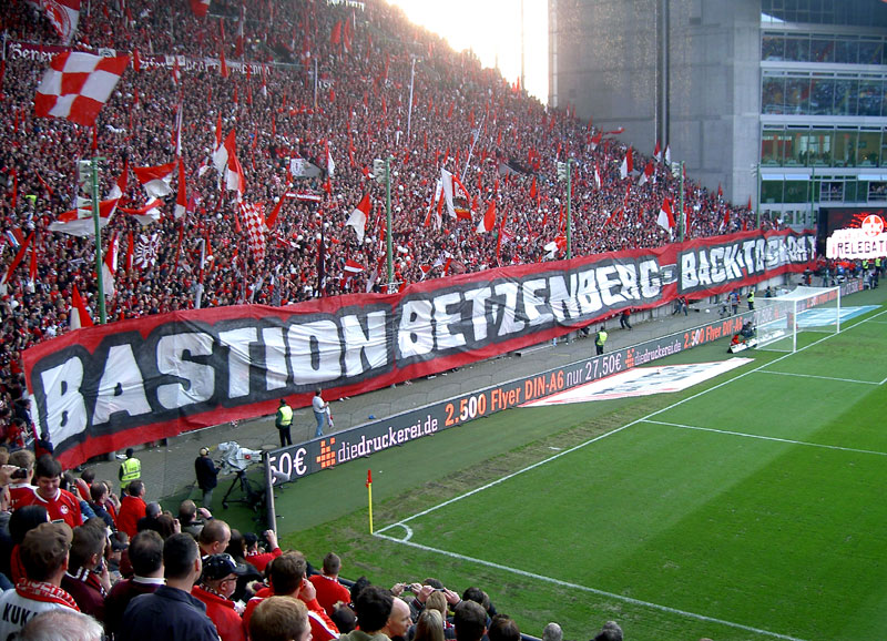  Ein überdimensionales Banner begrüßte die Mannschaft des 1. FC Kaiserslautern…,