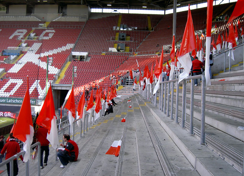  Es ist angerichtet für’s große Spiel: Blick ins „Fritz-Walter-Stadion“ kurz nach Öffnung.