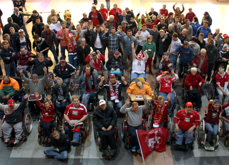 Blick auf einen Teil der anwesenden gehandicapten Fans mit den Spielern des 1. FCK in  der „Karlsberg-Fanhalle Nord“ (Foto: Bettina Valk-Huber).