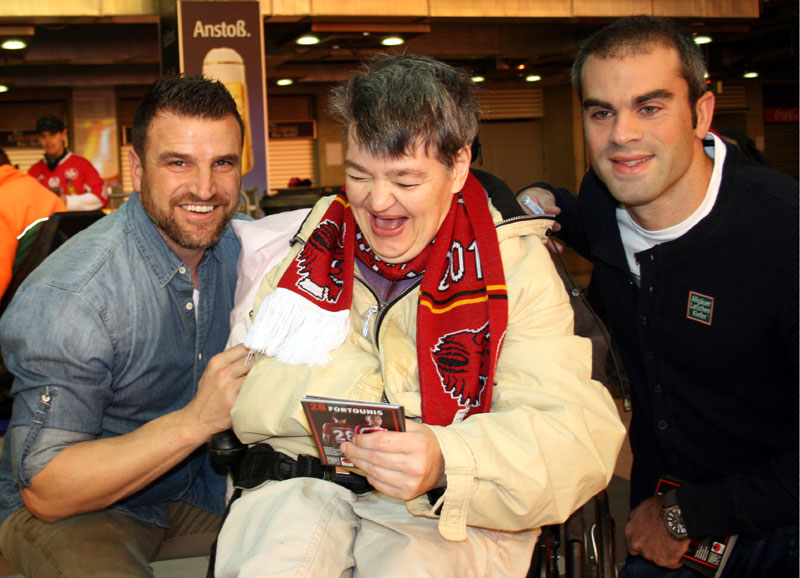  10. Autogrammstunde für FCK-Fans mit Handicap – Gabi freute sich über die Gesellschaft von Team-Manager Marco Haber und Mannschaftskapitän Marc Torrejón.