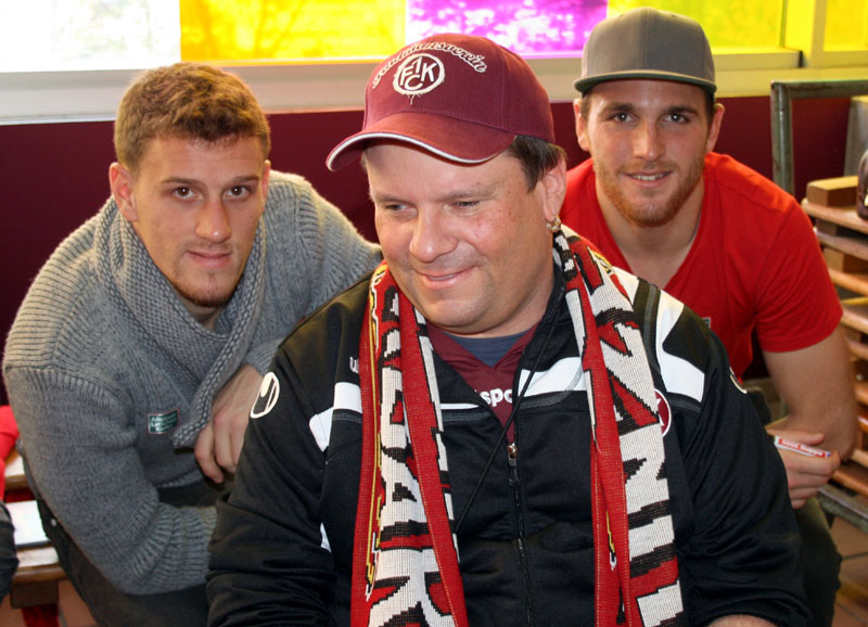  Der eine schießt die Tore (Simon Zoller, links), der andere verhindert die Tore (Tobias Sippel, rechts)!. Und der Fan freut sich!