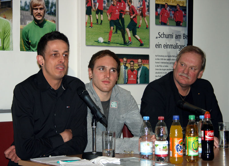 In launiger Stimmung auf dem Podium beim Erzählabend: Von links Stefan Rosskopf, Tobias Sippel und Ronnie Hellström.